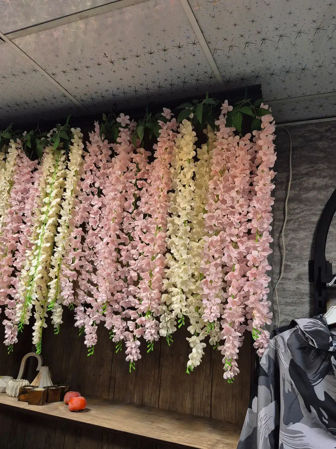 گلدان مصنوعی و شاخه اویز گل|گل مصنوعی|وحیدیه, |دیوار