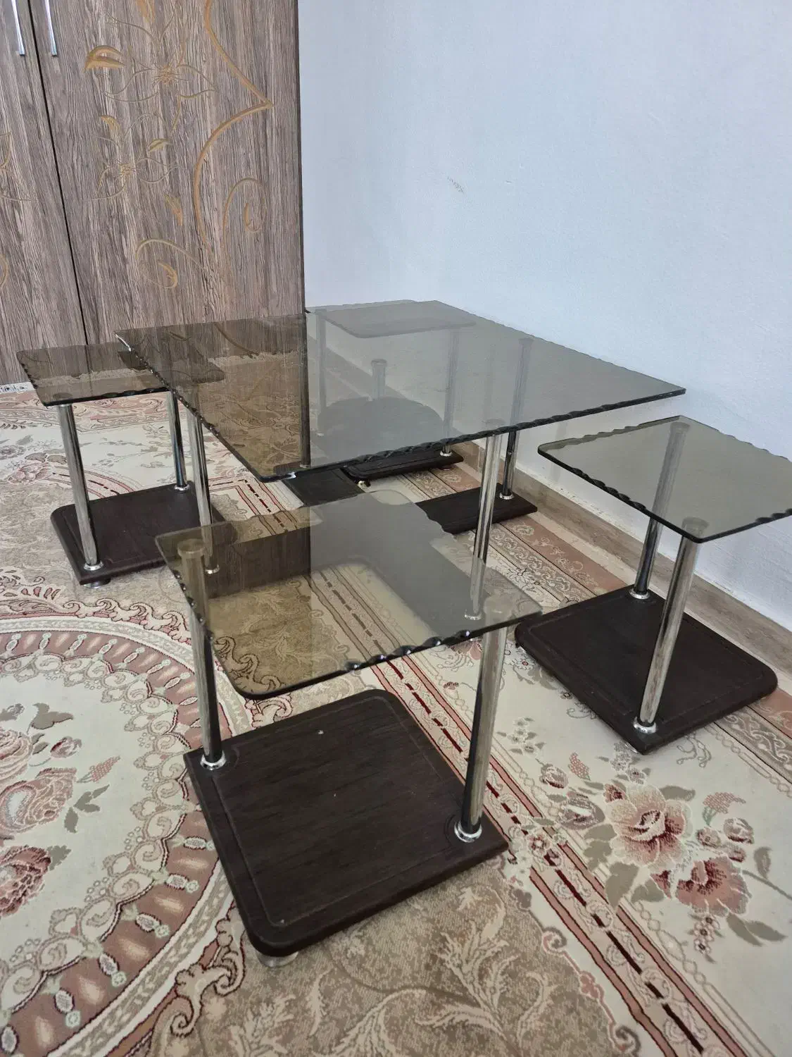 میز عسلی شیشه ای با ۴ عسلی کوچیک|مبلمان خانگی و میز عسلی|پردیس, فاز ۳|دیوار