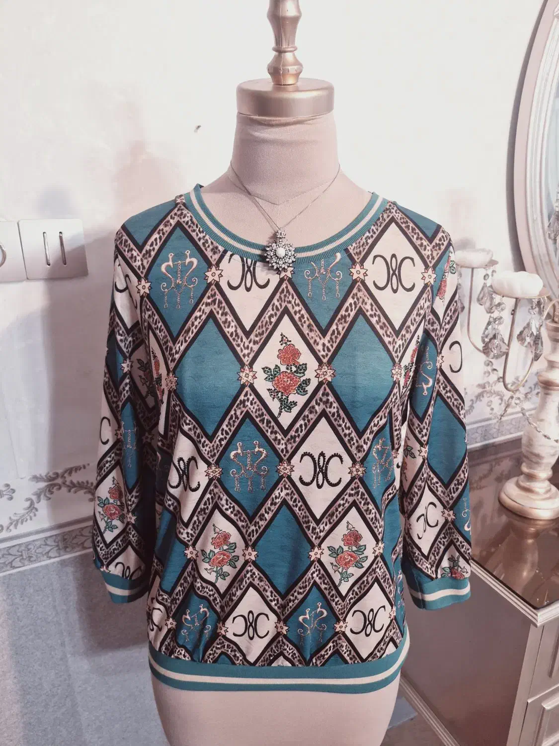 چند عدد شومیز مجلسی|لباس|مشهد, کوشش|دیوار