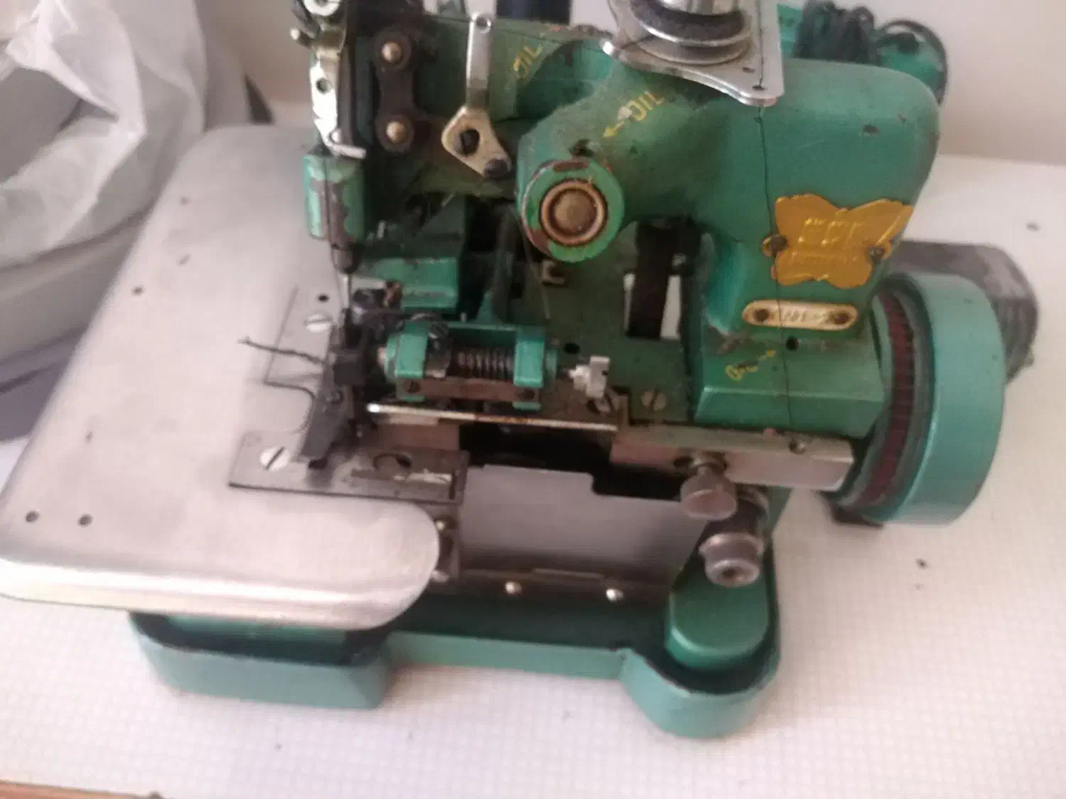 چرخ سردوز 3 نخ سالم همراه با میز دوخت تمیز|چرخ خیاطی و ریسندگی|محمدیه-قزوین, |دیوار