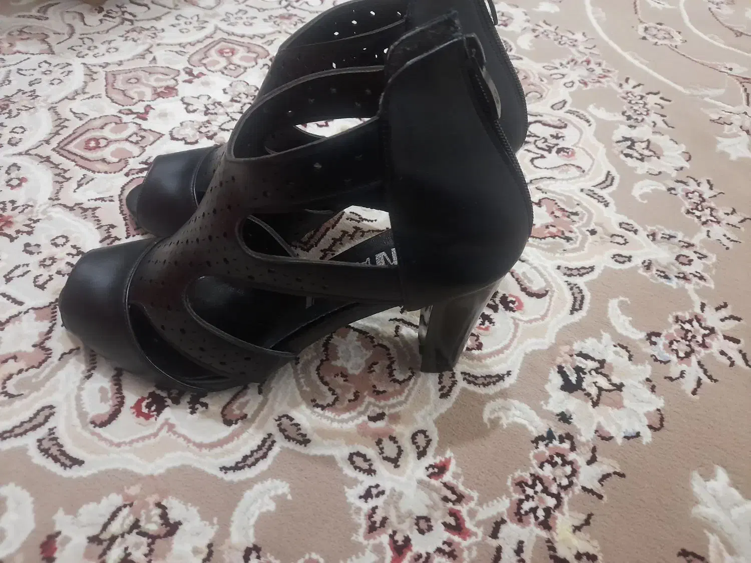 یک جفت کفش زنانه|کیف، کفش، کمربند|سلماس, |دیوار