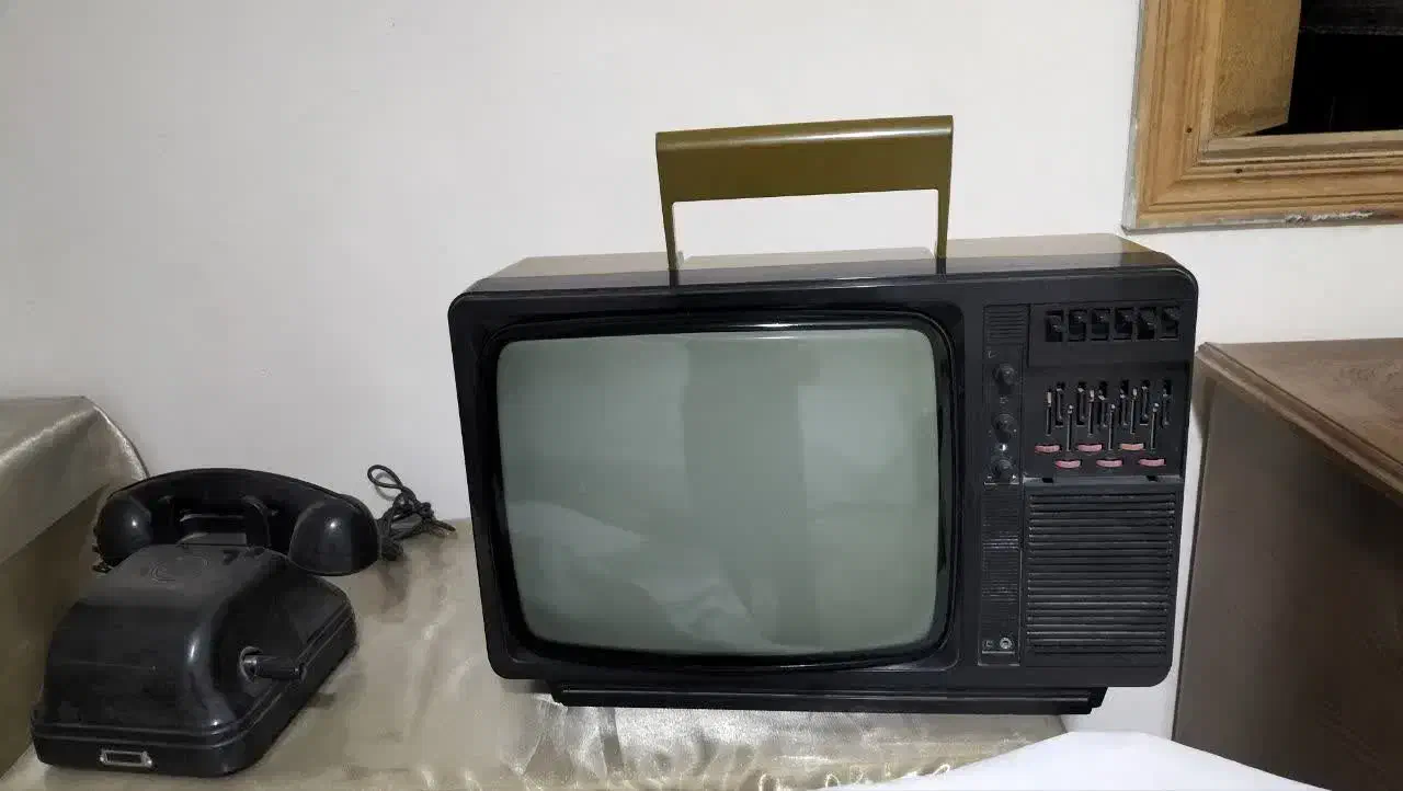 تلویزیون ناسیونال تلفن روسی هندلی قدیمی|کلکسیون اشیاء عتیقه|محلات, |دیوار