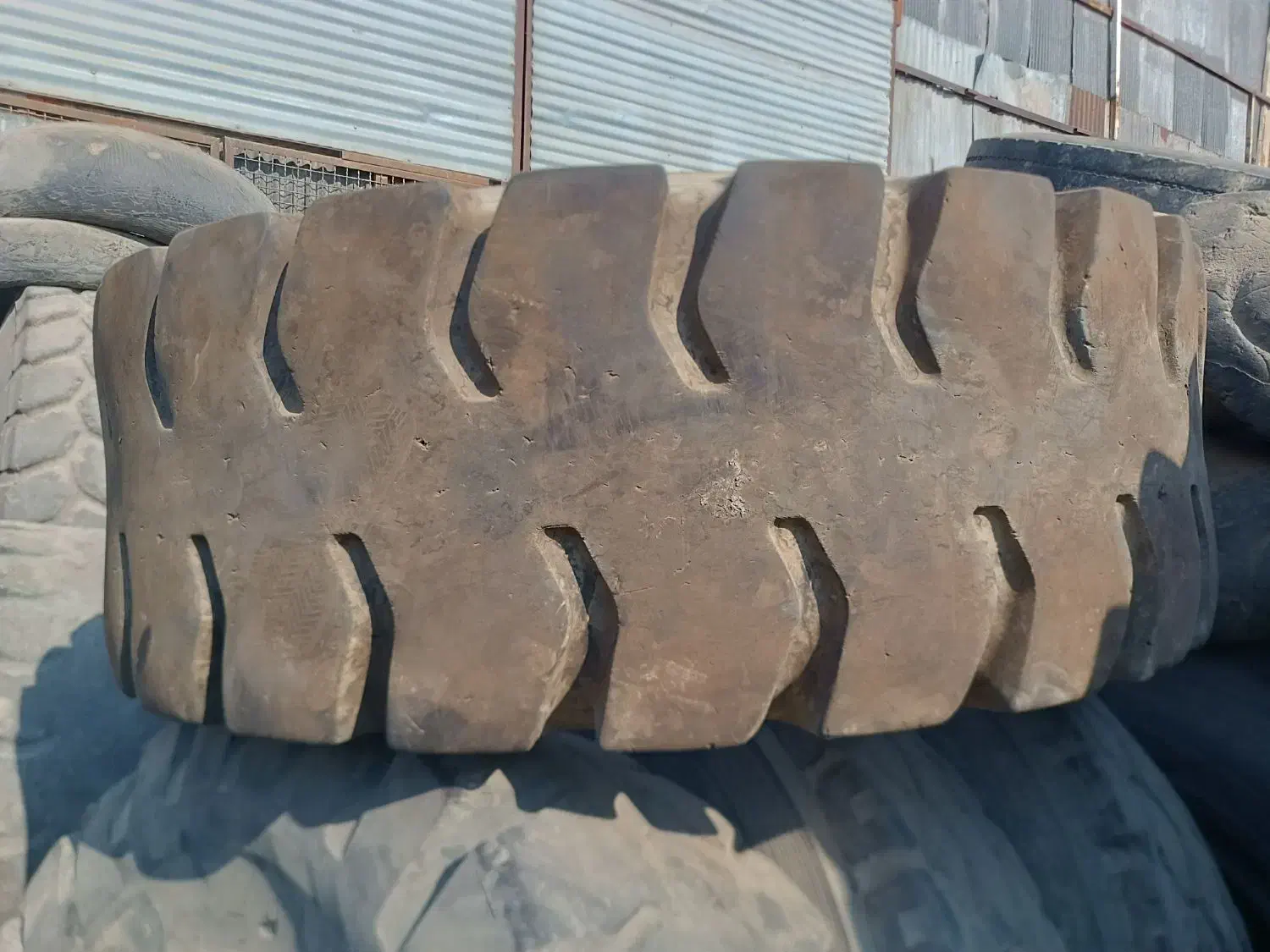 لاستیک لودر 17/5/25 و 20/5/25 سالم موجوده|قطعات یدکی و لوازم جانبی|تهران, اکباتان|دیوار