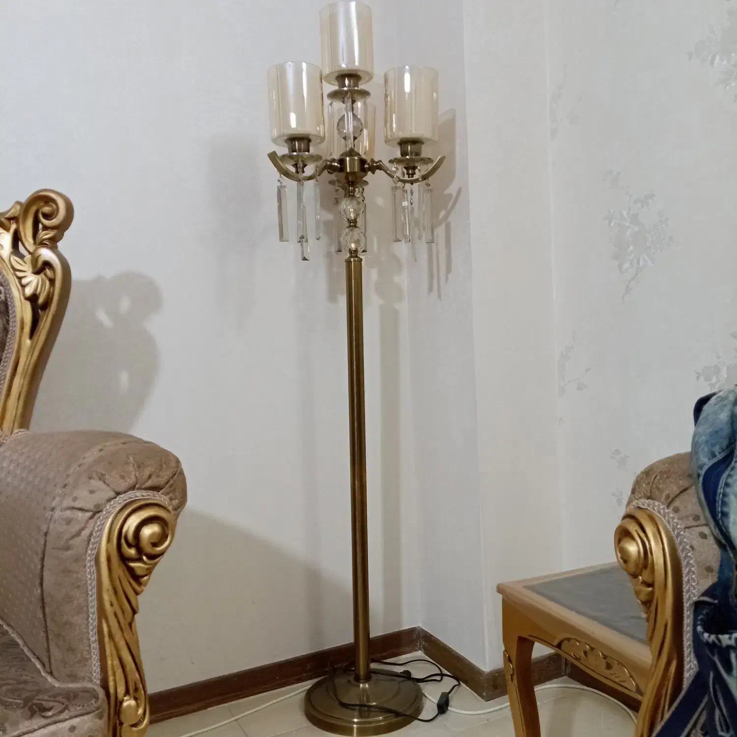 کنار سالنی|چراغ خواب و آباژور|مهاجران, |دیوار