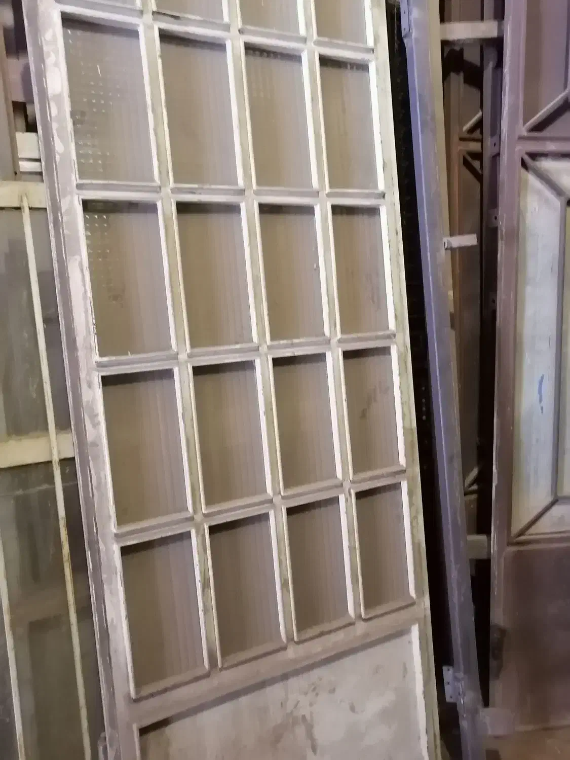 تعدادی درب و پنجره|مصالح و تجهیزات ساختمان|یزد, |دیوار