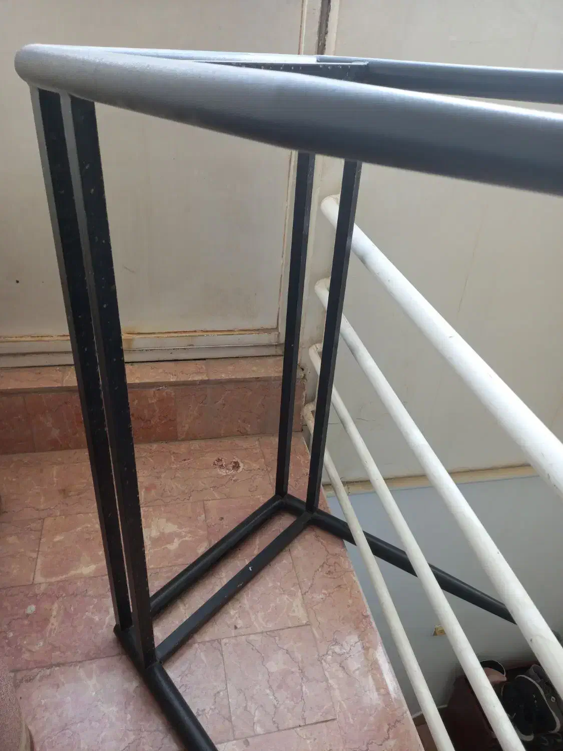 میز شش نفره بدون صندلی محکم وسالم ولوستر هم سالم|میز و صندلی غذاخوری|مشهد, سرافرازان|دیوار