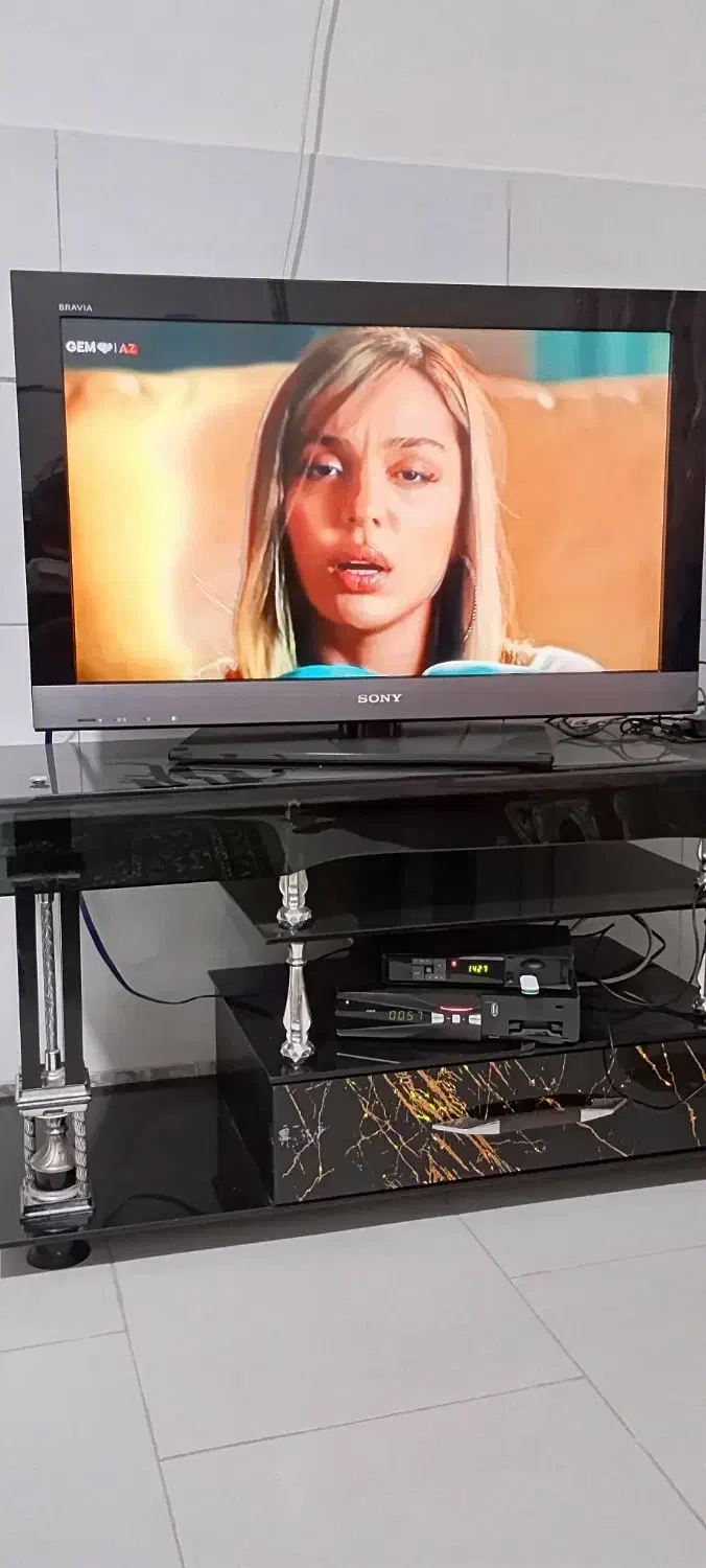تلویزیون سونی 32 همراه دستگاه و میز تلویزیون|تلویزیون و پروژکتور|قدس, شهرقدس|دیوار
