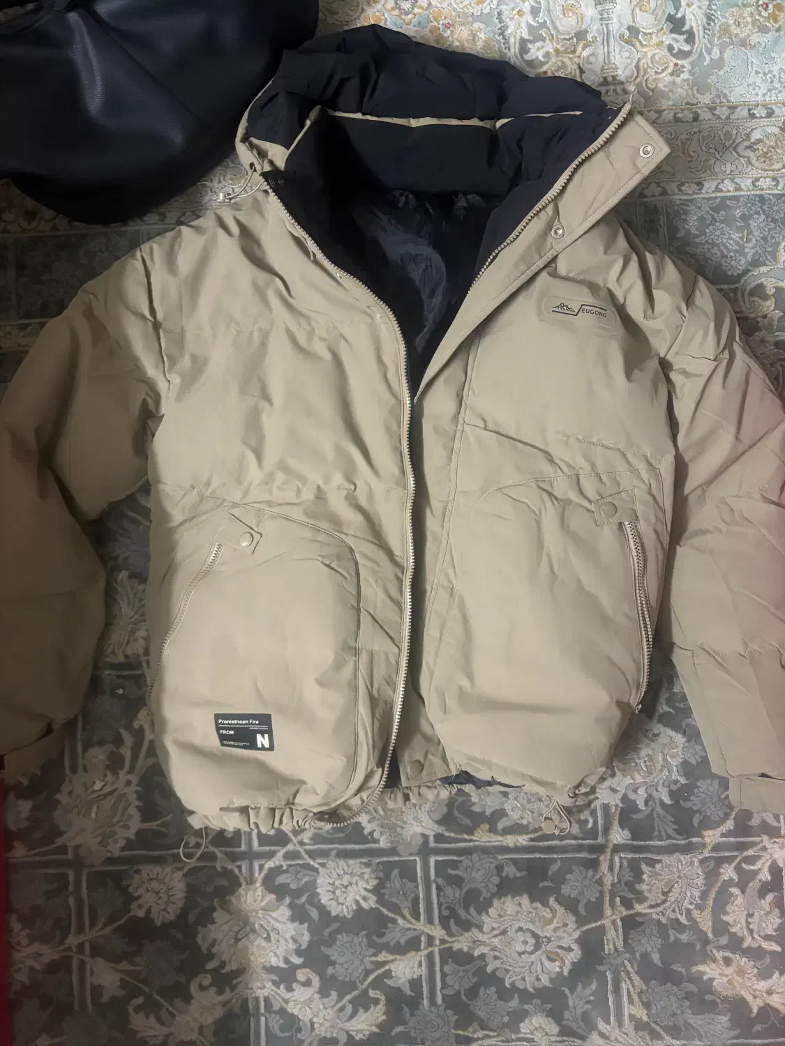 کاپشن|لباس|تهران, فلسطین (میدان انقلاب)|دیوار