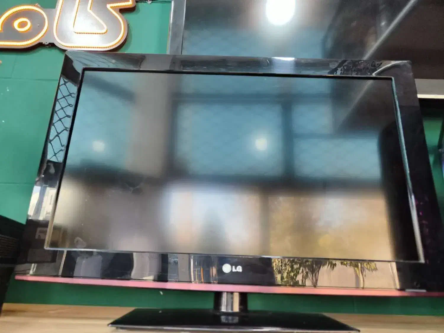 LCD 32 ال جی|تلویزیون و پروژکتور|زنجان, |دیوار