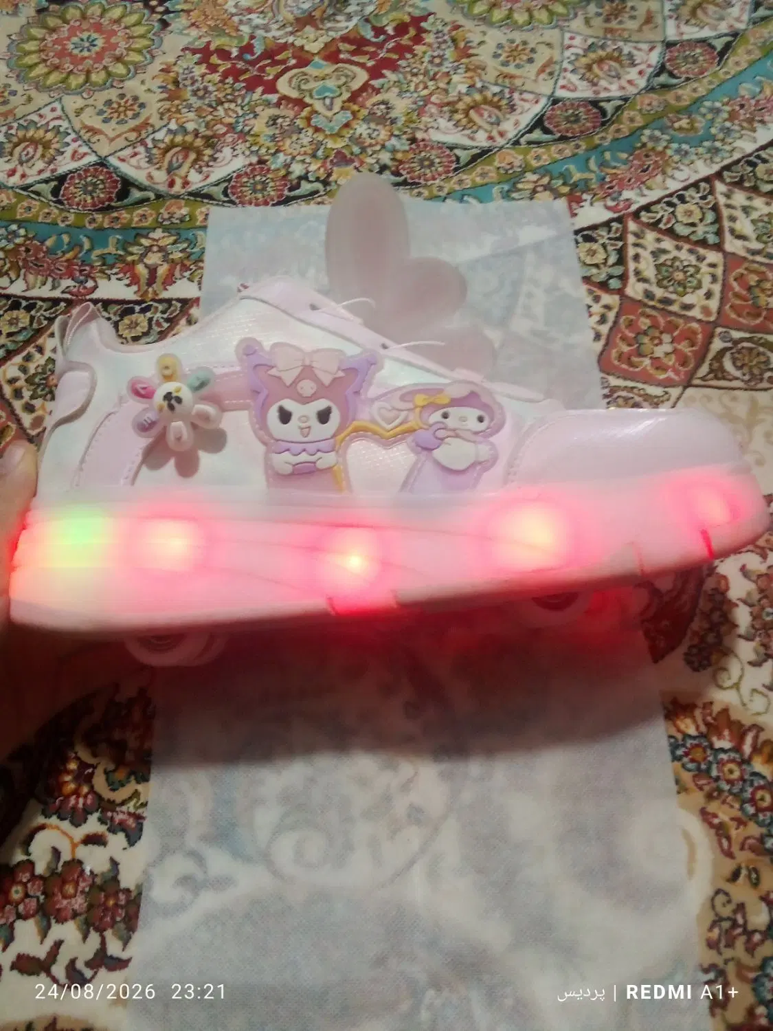 کفش چرخدار، اسکیتی چراغدار دارای شارژر برای چراغ|دوچرخه، اسکیت، اسکوتر|شیراز, بهارستان|دیوار
