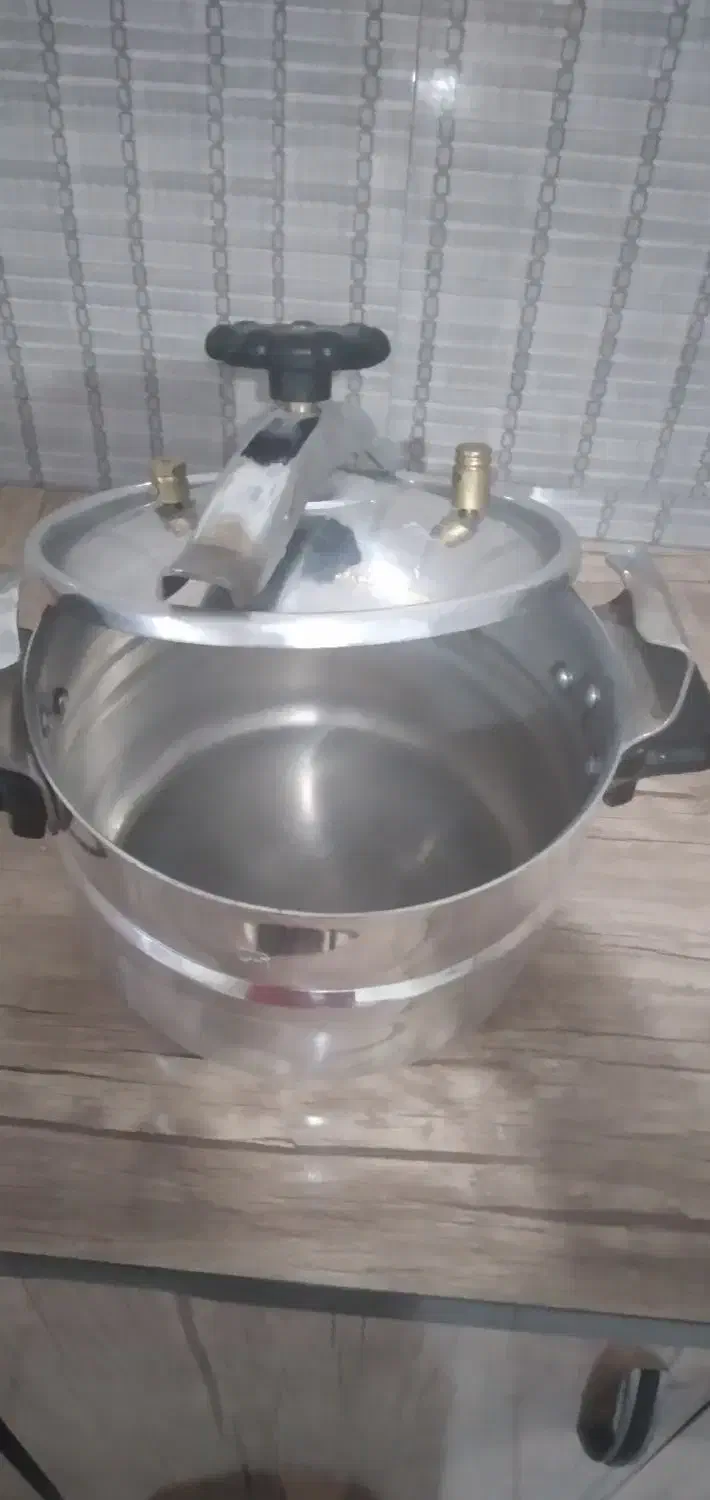 دیگ زودپز ۸لیتری۱۵۰۰۰۰۰|ظروف پختوپز|قروه, |دیوار