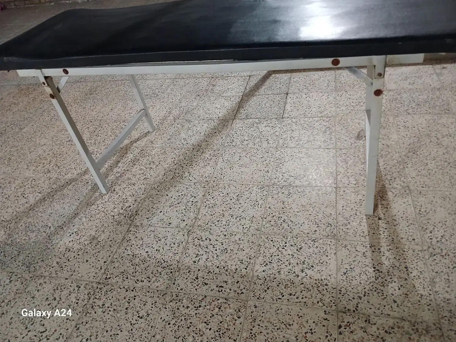 تخت اپیلاسیون و ماساژ یا تزریقات با پایه های تاشو|آرایشگاه و سالنهای زیبایی|دهلران, |دیوار