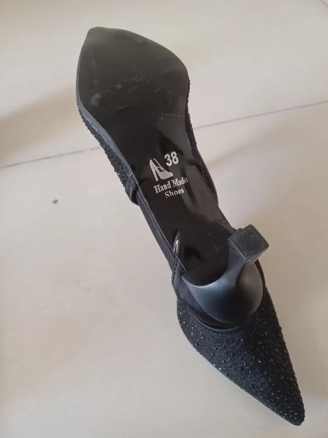 کفش مجلسی|کیف، کفش، کمربند|ری, شهید غیوری (ابن باویه)|دیوار