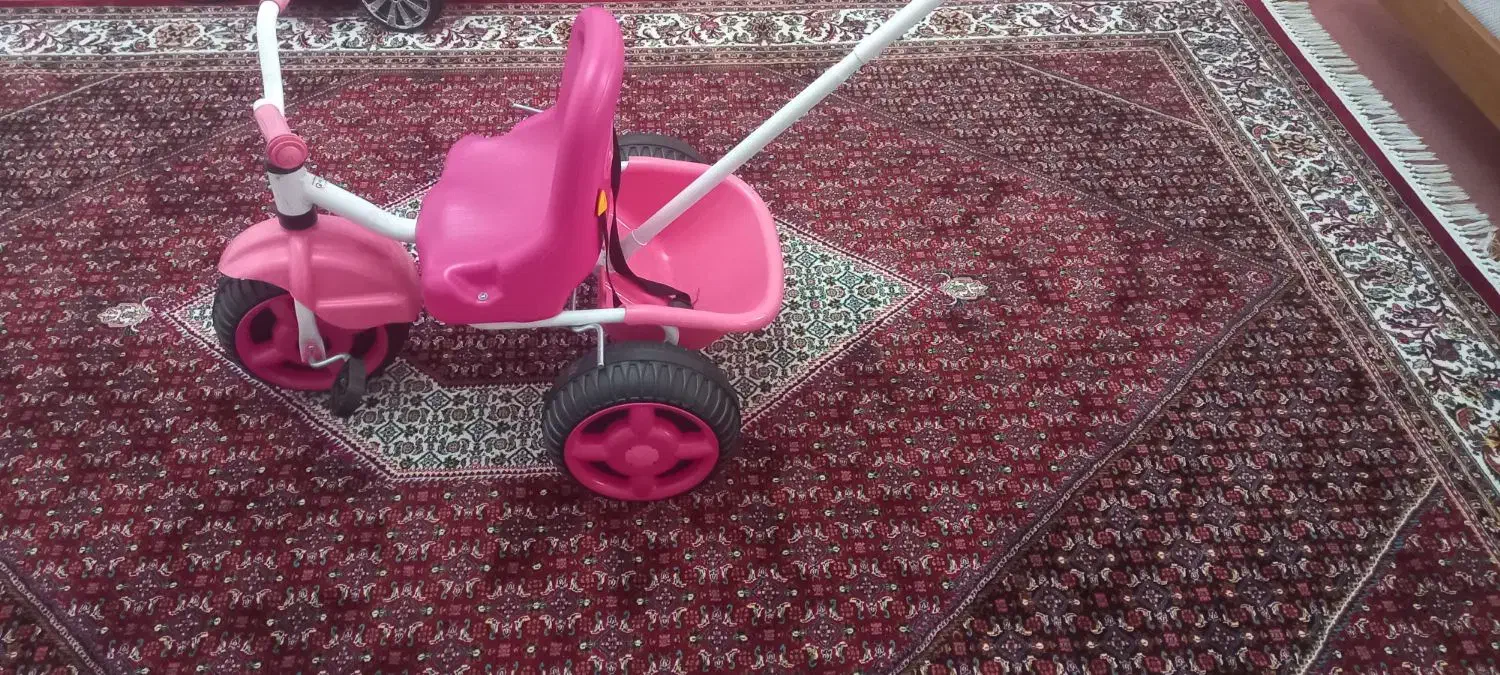 سه چرخه صورتی رنگ|دوچرخه، اسکیت، اسکوتر|میانه, |دیوار