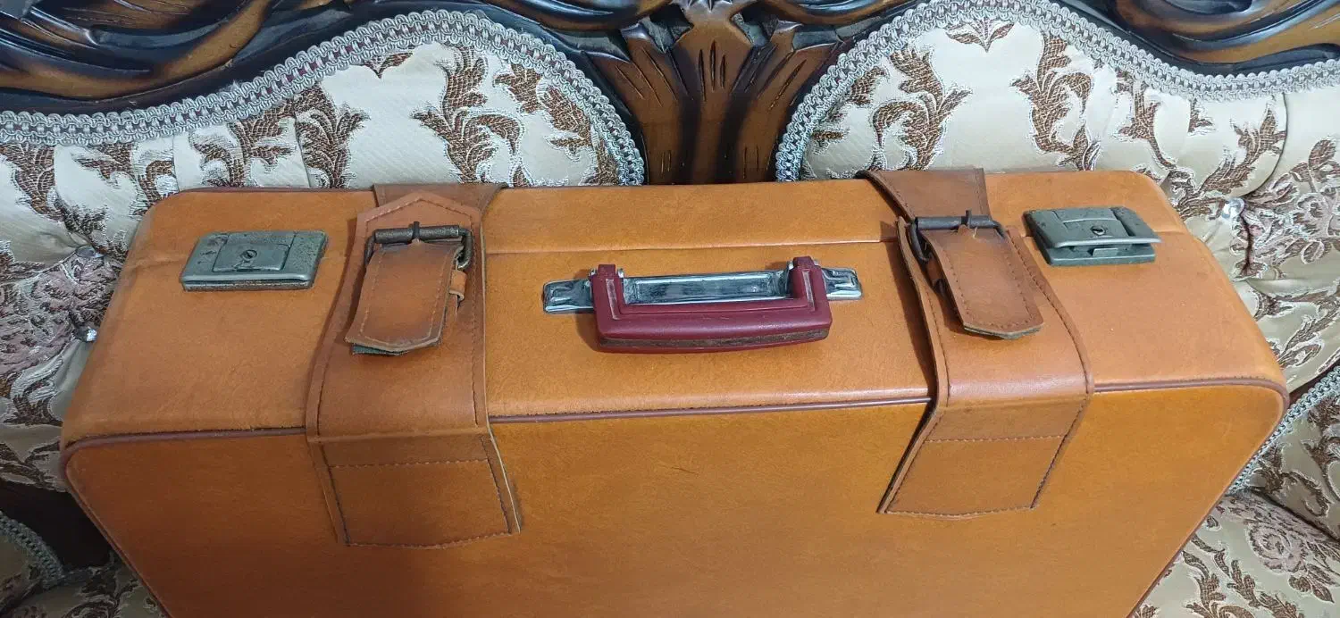 چمدان قدیمی|کلکسیون اشیاء عتیقه|بروجرد, |دیوار