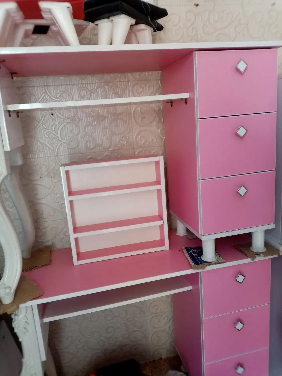 میز کاشت ناخن|آرایشگاه و سالن‌های زیبایی|رشت, کوی امام رضا|دیوار