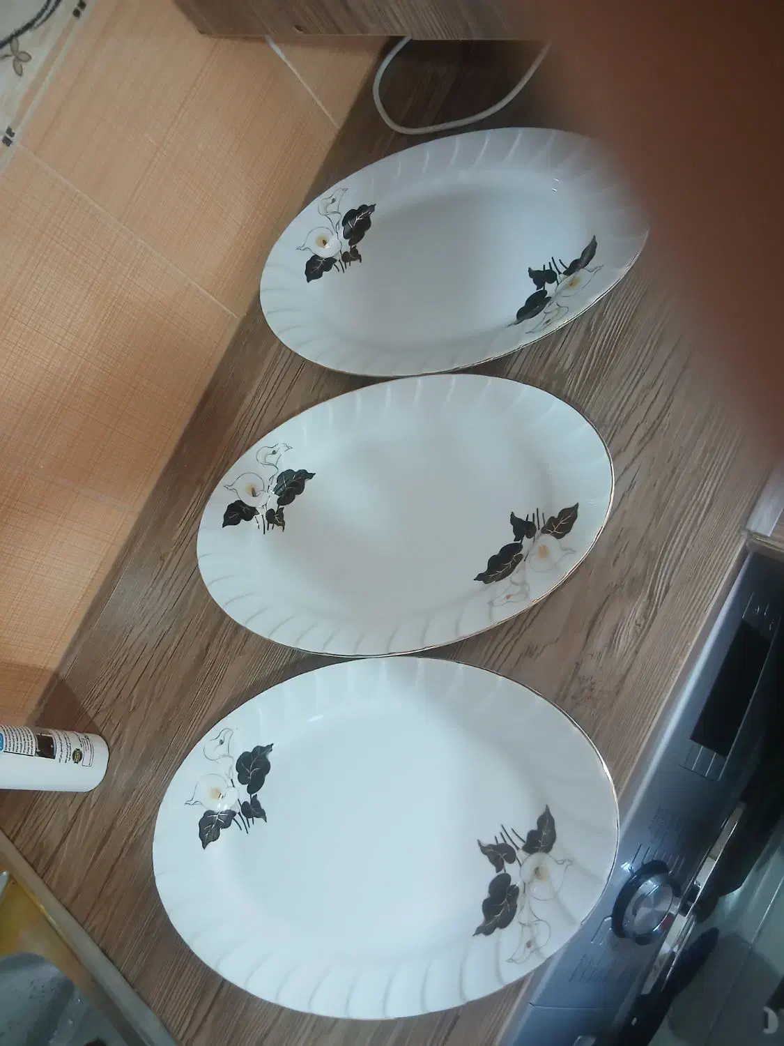 دیس نیلوفری|ظروف سرو و پذیرایی|مهاجران, |دیوار