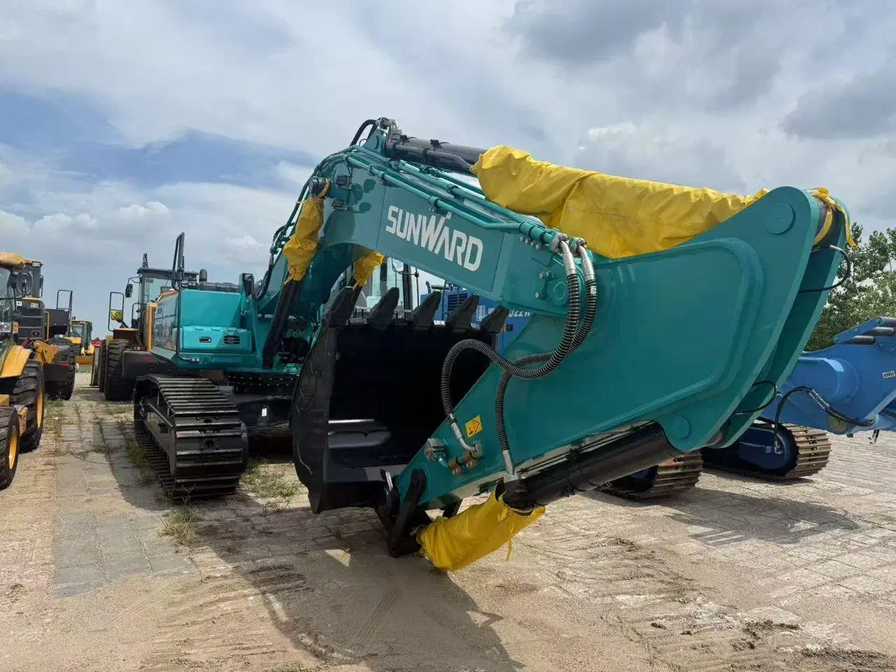 بیل مکانیکی زنجیری 400 سانوارد|خودرو سنگین|تهران, سعادت‌آباد|دیوار