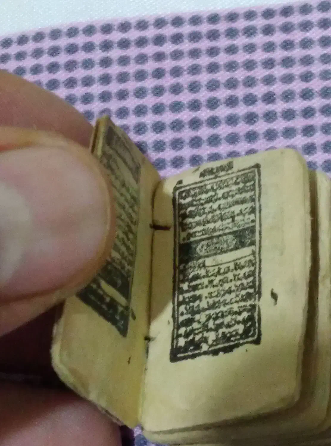 قرآن مینیاتوری چاپ سنگی با قاب نقره حکاکی شده|کلکسیون اشیاء عتیقه|کرج, کوی مدرس|دیوار