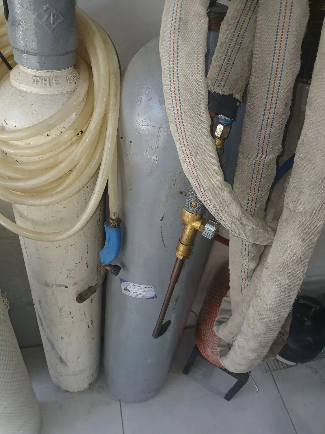 دو عدد کپسول اکسیژن|ابزارآلات|رشت, کوی فرهنگیان|دیوار