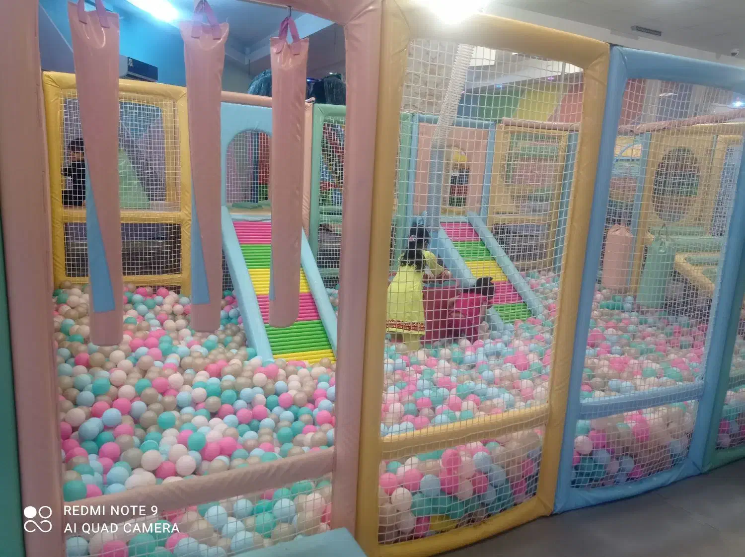 خانه بازی طبقه بالای مجتمع نعیم|خدمات پذیرایی، مراسم|سراوان, |دیوار