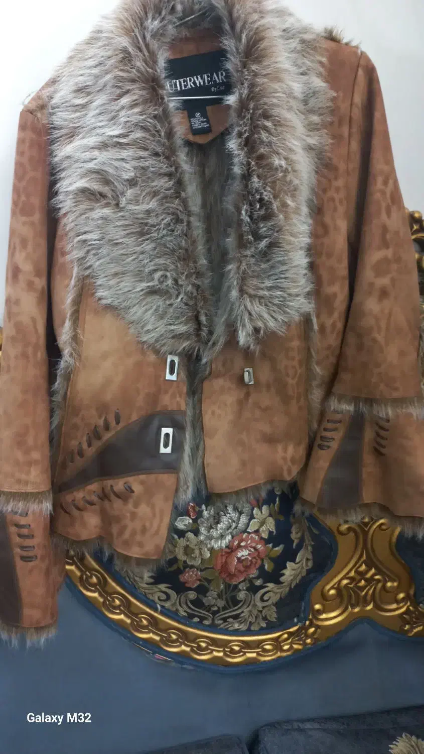 کاپشن|لباس|مشهد, حضرت حجت|دیوار