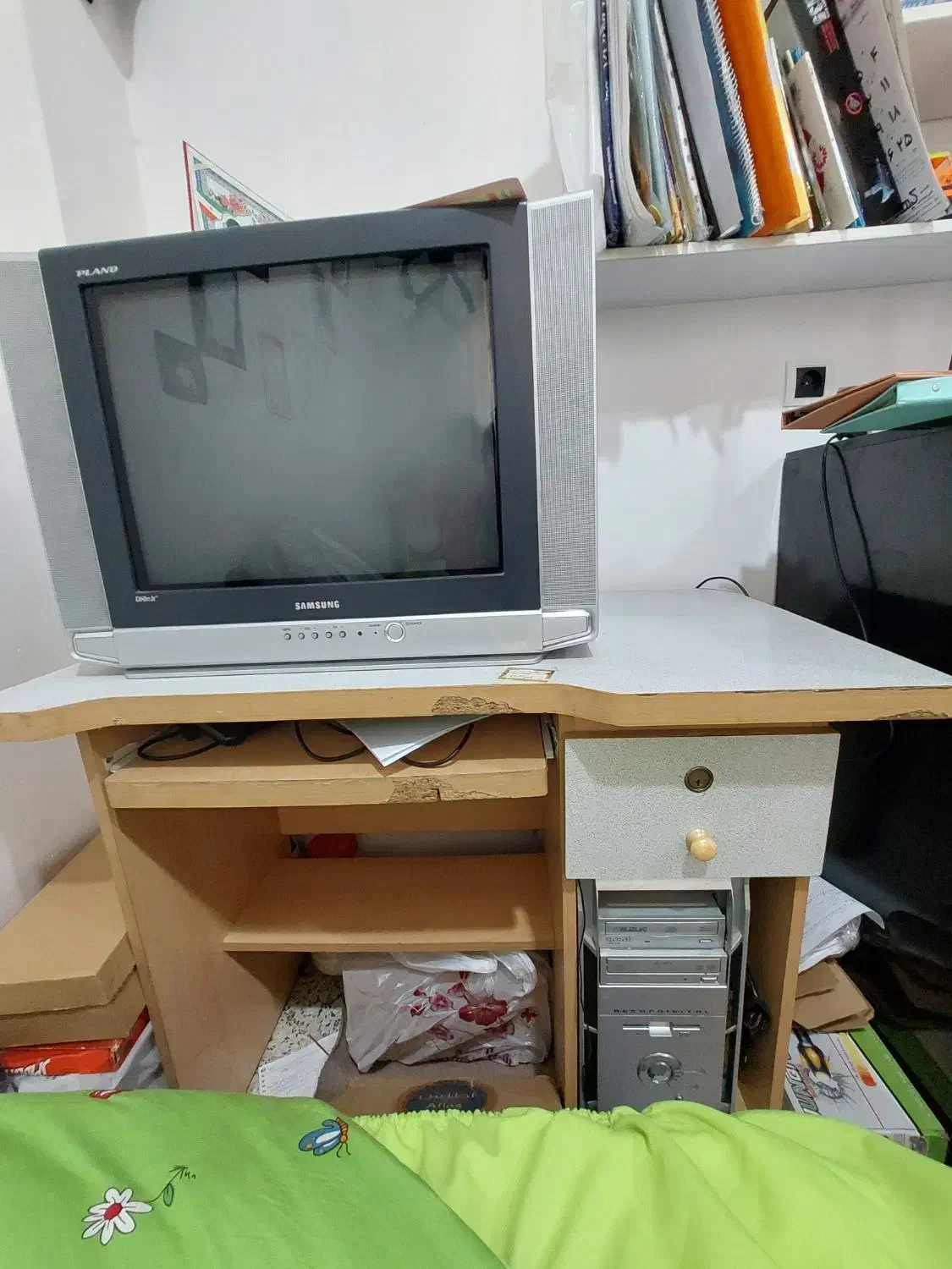 میز کامپیوتر کاملا سالم قیمت پایین|میز تحریر و کامپیوتر|اندیمشک, |دیوار