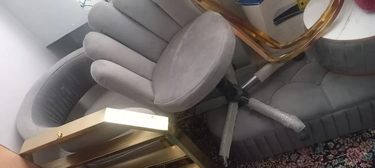 میز ناخن و پاف انتظار|آرایشگاه و سالن‌های زیبایی|کرمان, |دیوار