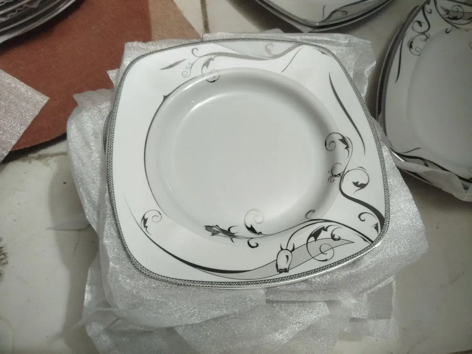 تعدادی ظروف چینی.|ظروف سرو و پذیرایی|یزد, |دیوار