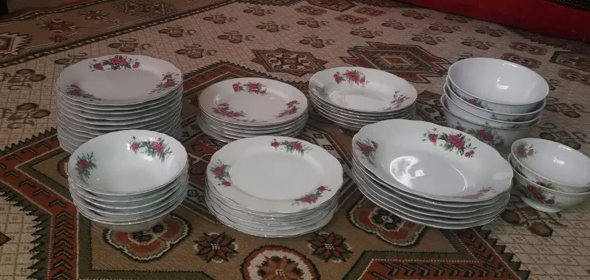 سرویس چینی گل قرمز|ظروف سرو و پذیرایی|کاشان, گارزگاه|دیوار