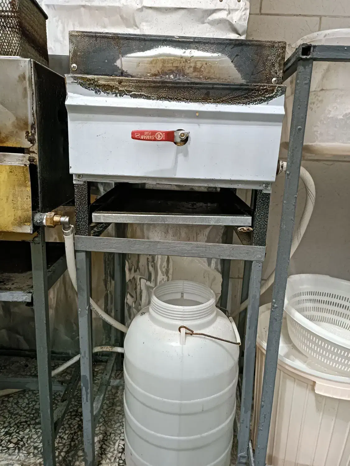 گریل دست دو|ظروف پخت‌وپز|کیاشهر, |دیوار