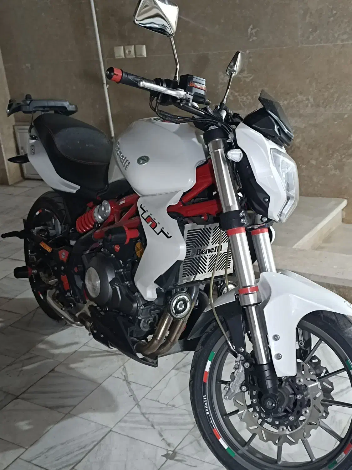 بنلی ۳۰۰|موتورسیکلت|قم, دروازه چوبی|دیوار