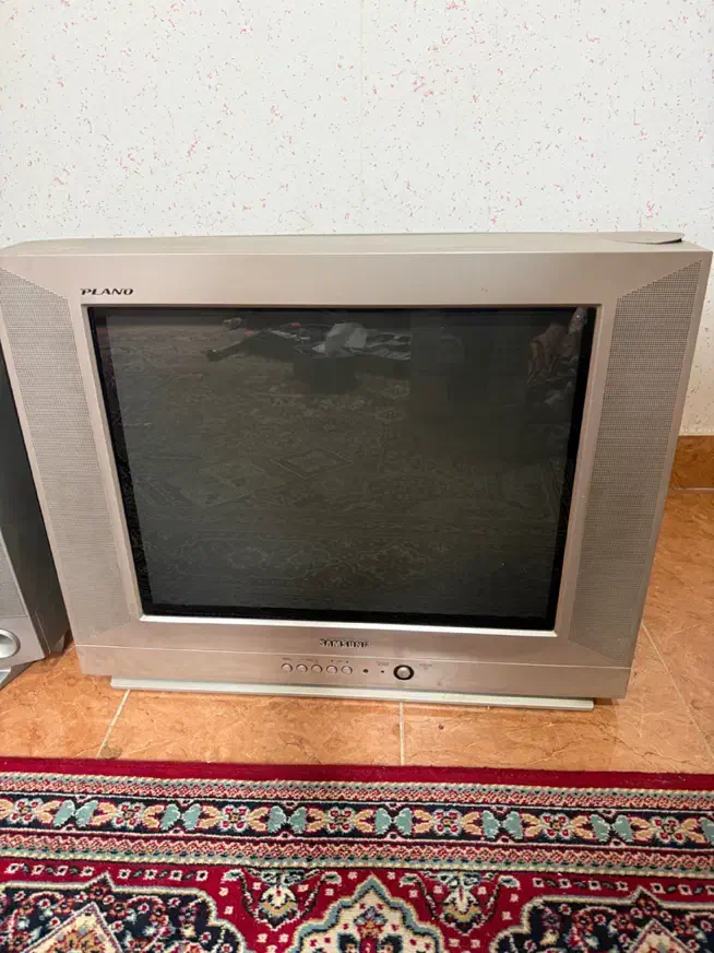 یک عدد تلویزیون ۲۱ اینچ و یک ۲۹ اینچ ومیز تلویزیون|تلویزیون و پروژکتور|بندر انزلی, معلم|دیوار