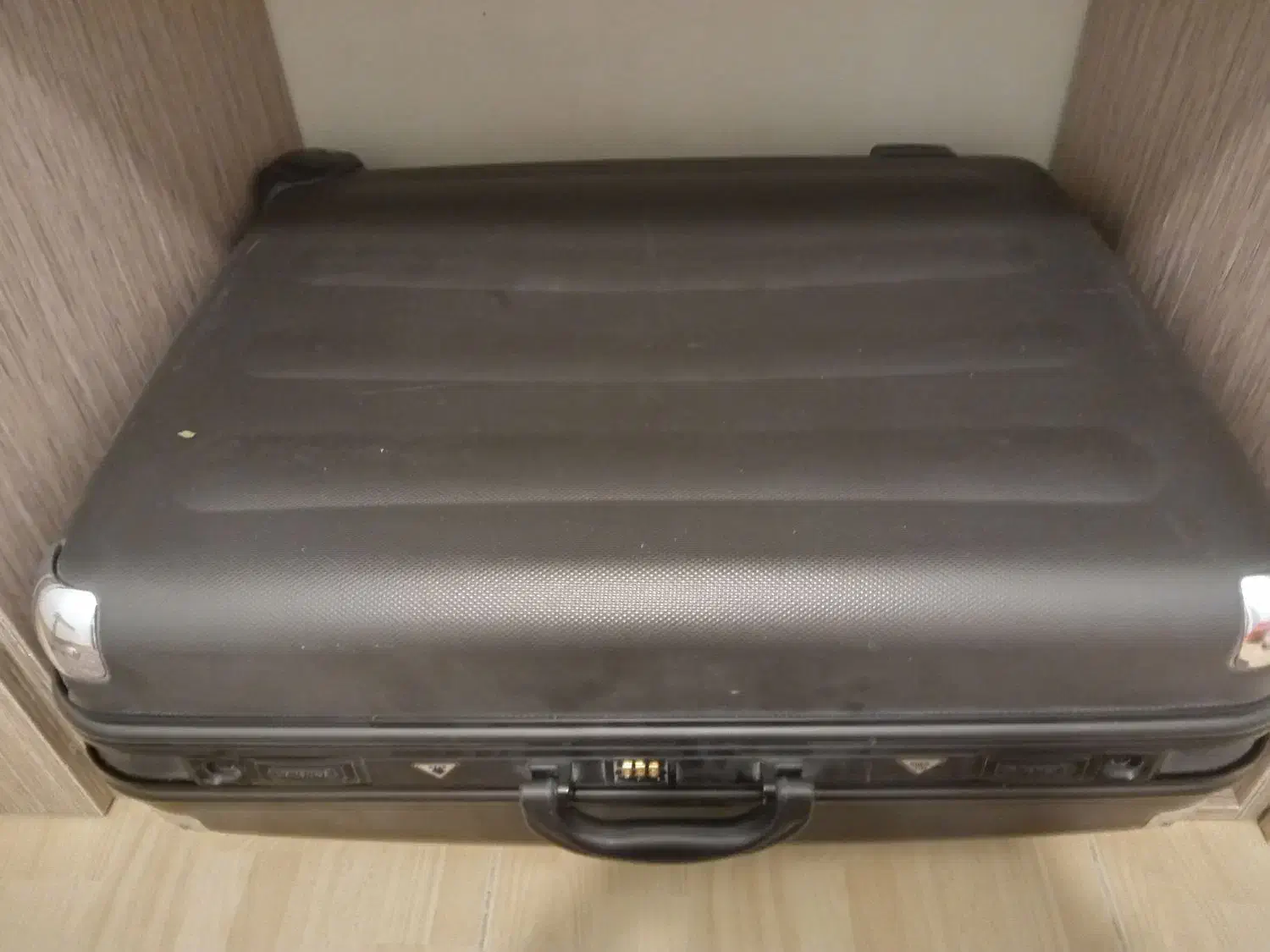 چمدون بزرگ|کیف، کفش، کمربند|شاهینشهر, سعدی شمالی|دیوار