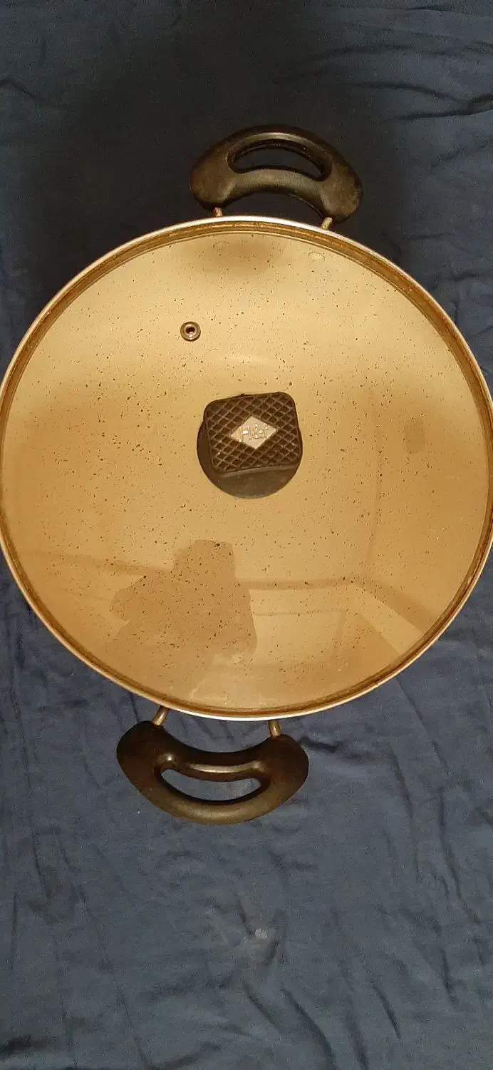 قابلمه بزرگ تفلن.   ودولنگه. پرده.|ظروف پخت‌وپز|قشم, |دیوار