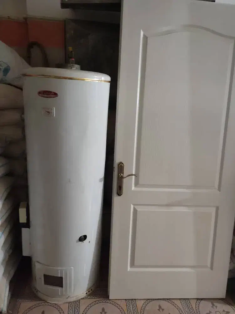 آبگرمکن ایستاده و درب اتاق|آبگرمکن، پکیج، شوفاژ|مهاباد (آذربایجان غربی), |دیوار