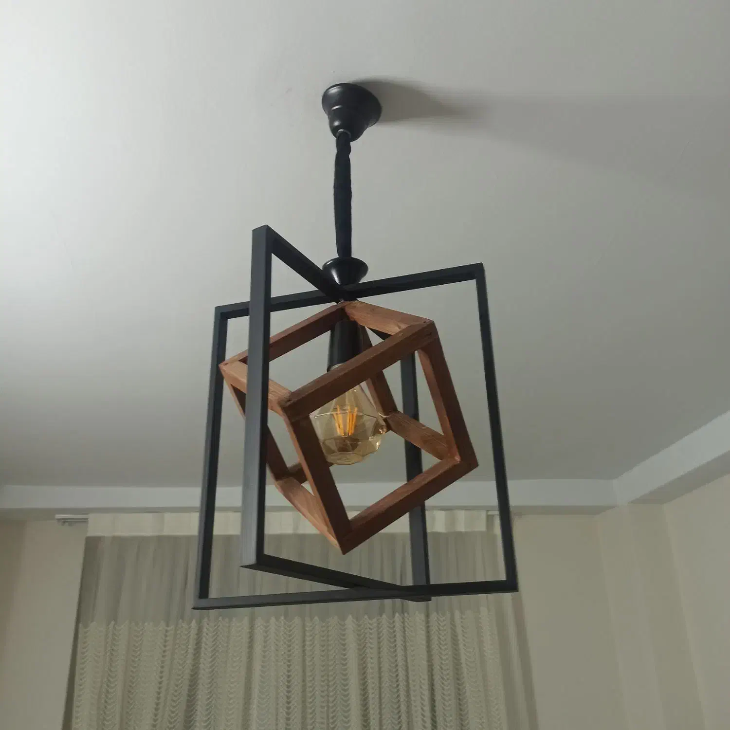 لوستر چوبی در حد نو|لوستر و چراغ آویز|اندیشه, اندیشه فاز ۵|دیوار