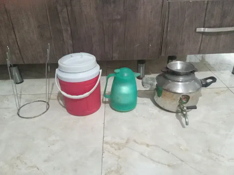 تعدادی ظرف|آب‌چکان و نظم‌دهنده ظروف|کرمان, |دیوار