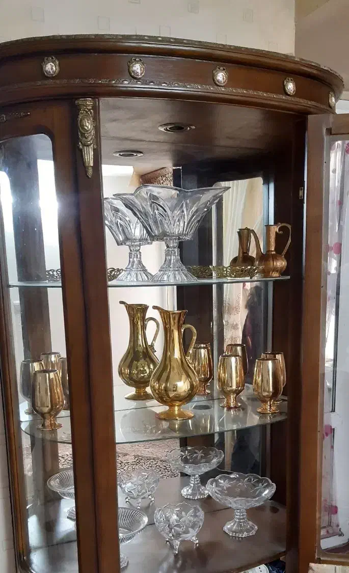 ویترین چوب کار شده با برنج سنگین با وسایل داخلش|بوفه، ویترین، کنسول|پاکدشت, شهرک امام رضا|دیوار