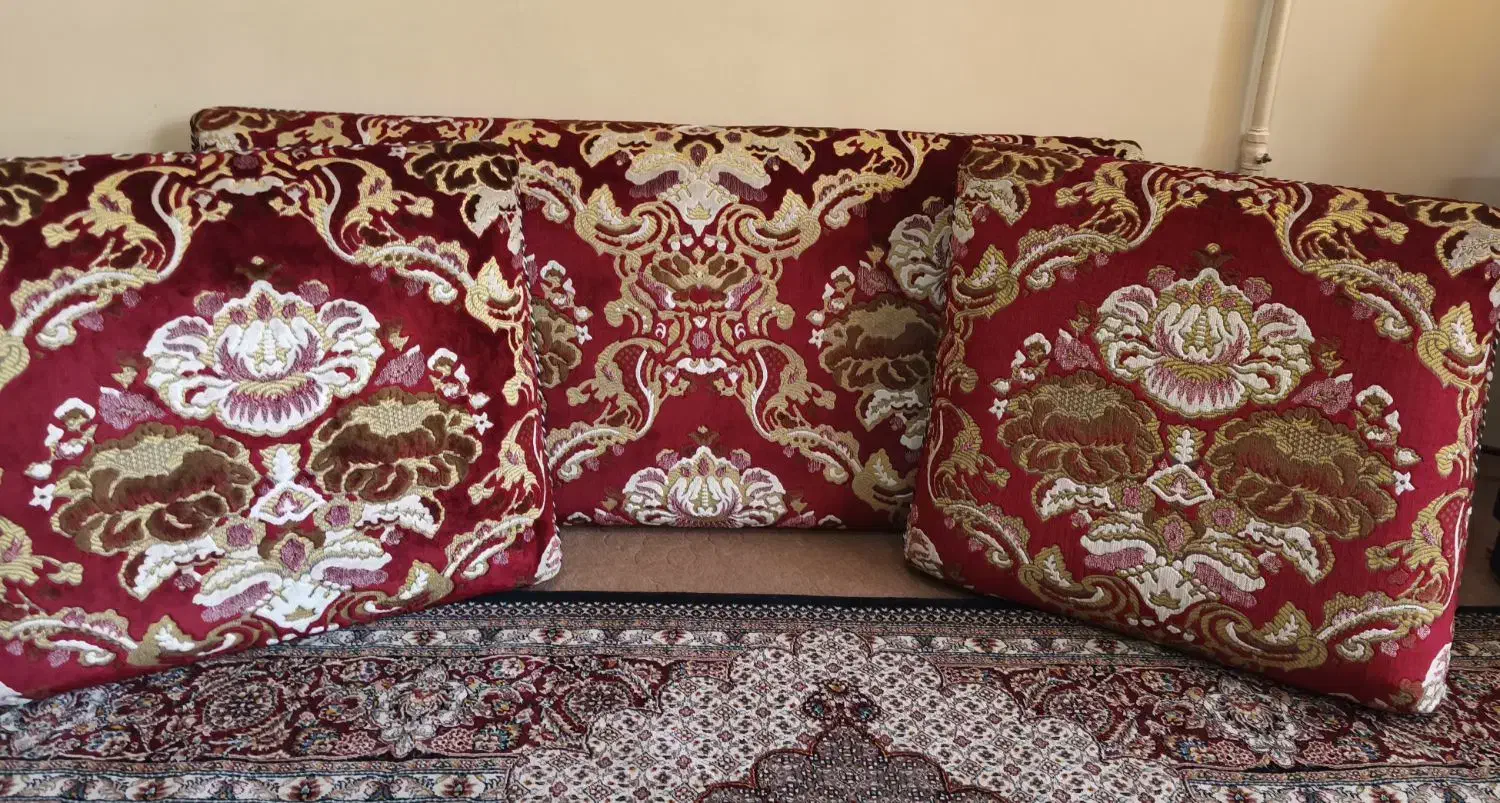 پشتی مخمل طرح برجسته.|پشتی|شاهین‌شهر, عطار|دیوار