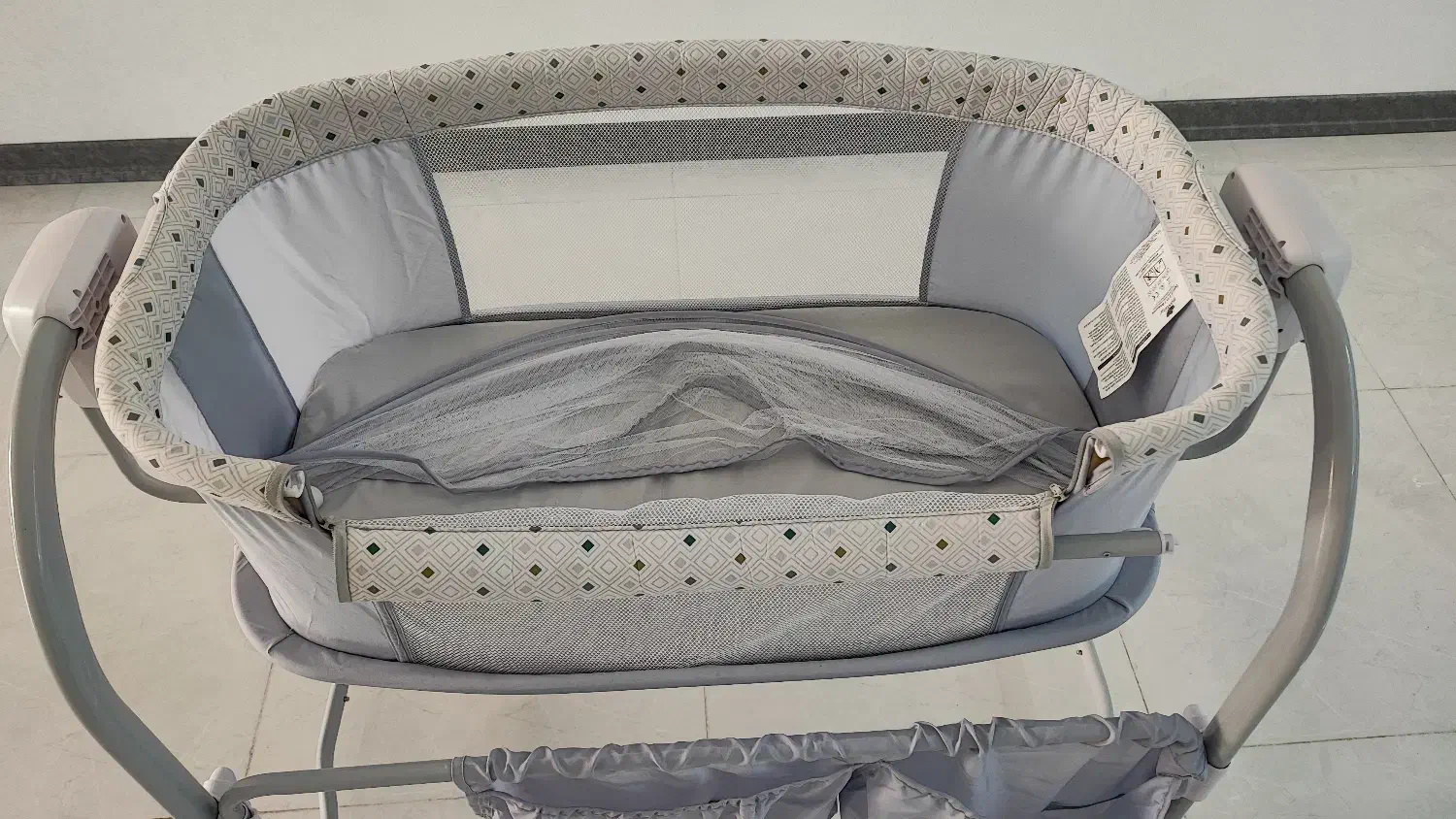 گهواره برقی و تخت کنار مادر ماستلا|تخت و صندلی بچه|شیراز, شهرک والفجر|دیوار