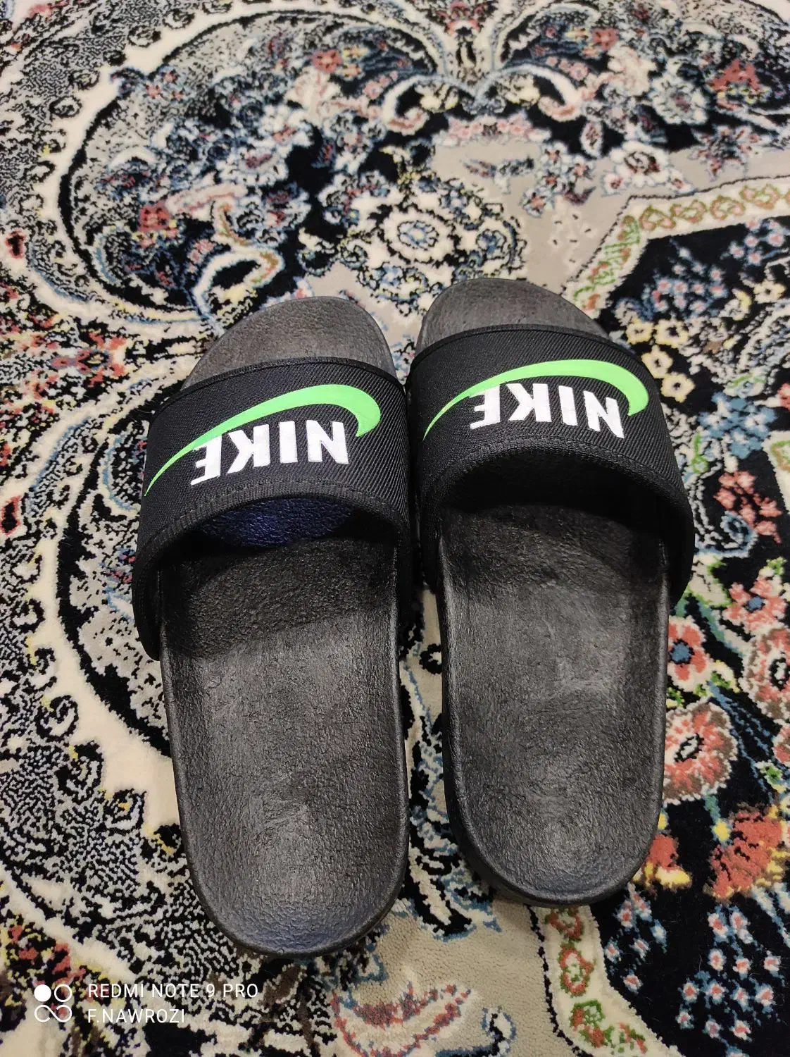 دمپایی|کیف، کفش، کمربند|قم, باغ کرباسی|دیوار