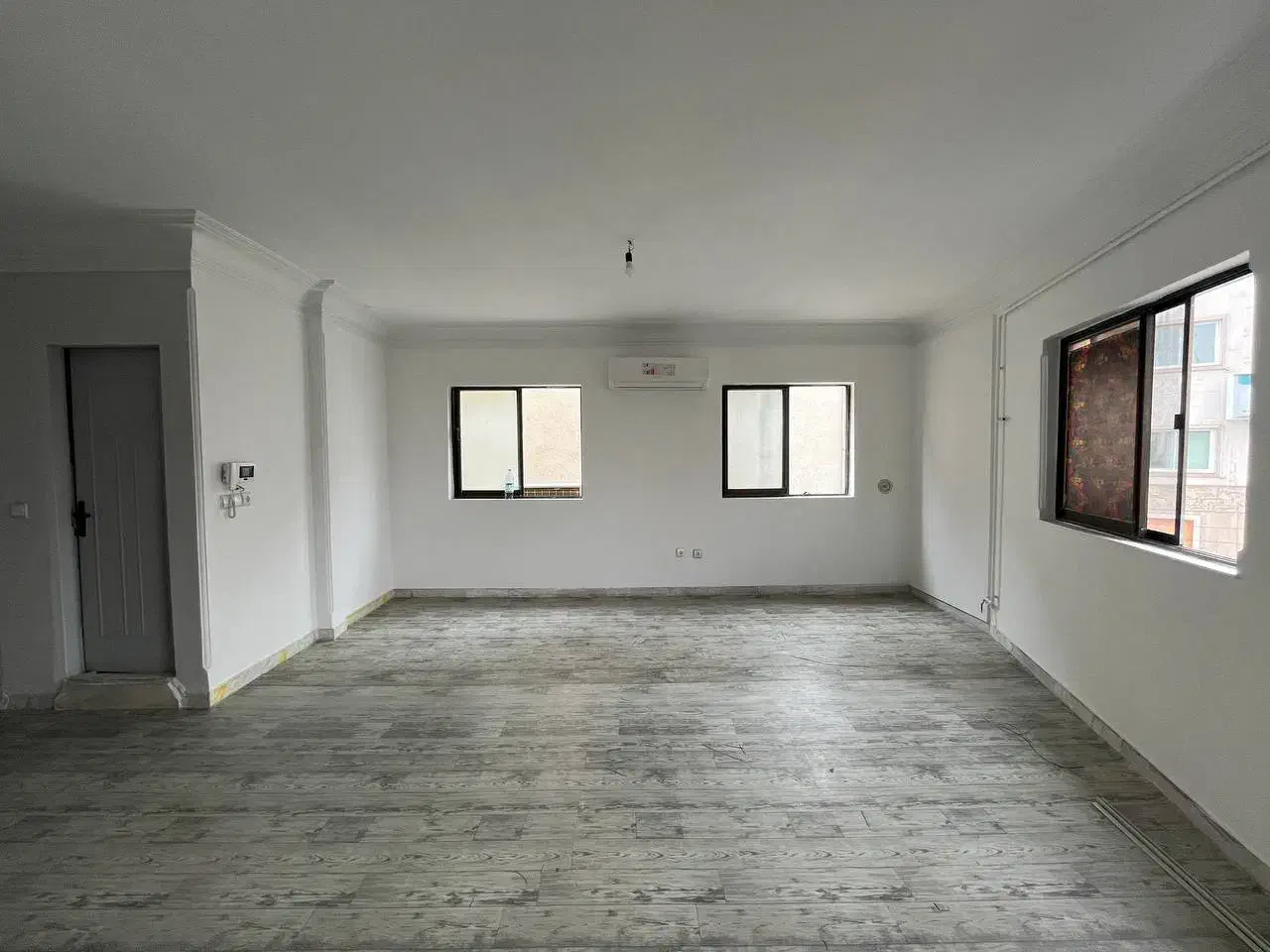 اجاره واحد تجاری/اداری بر اصلی خیابان معلم|اجارهٔ دفتر کار، اتاق اداری، مطب|رشت, معلم|دیوار