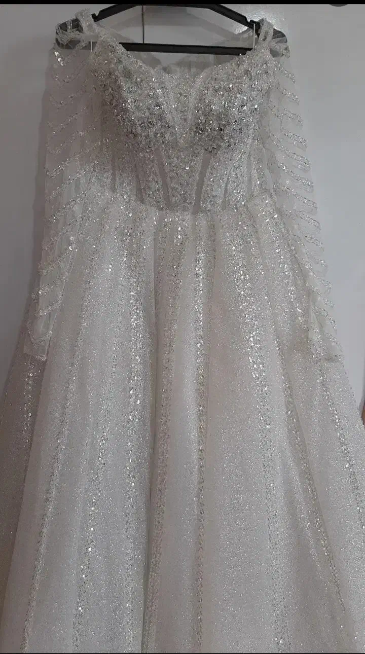 لباس خوشگل|لباس|برخوار, |دیوار