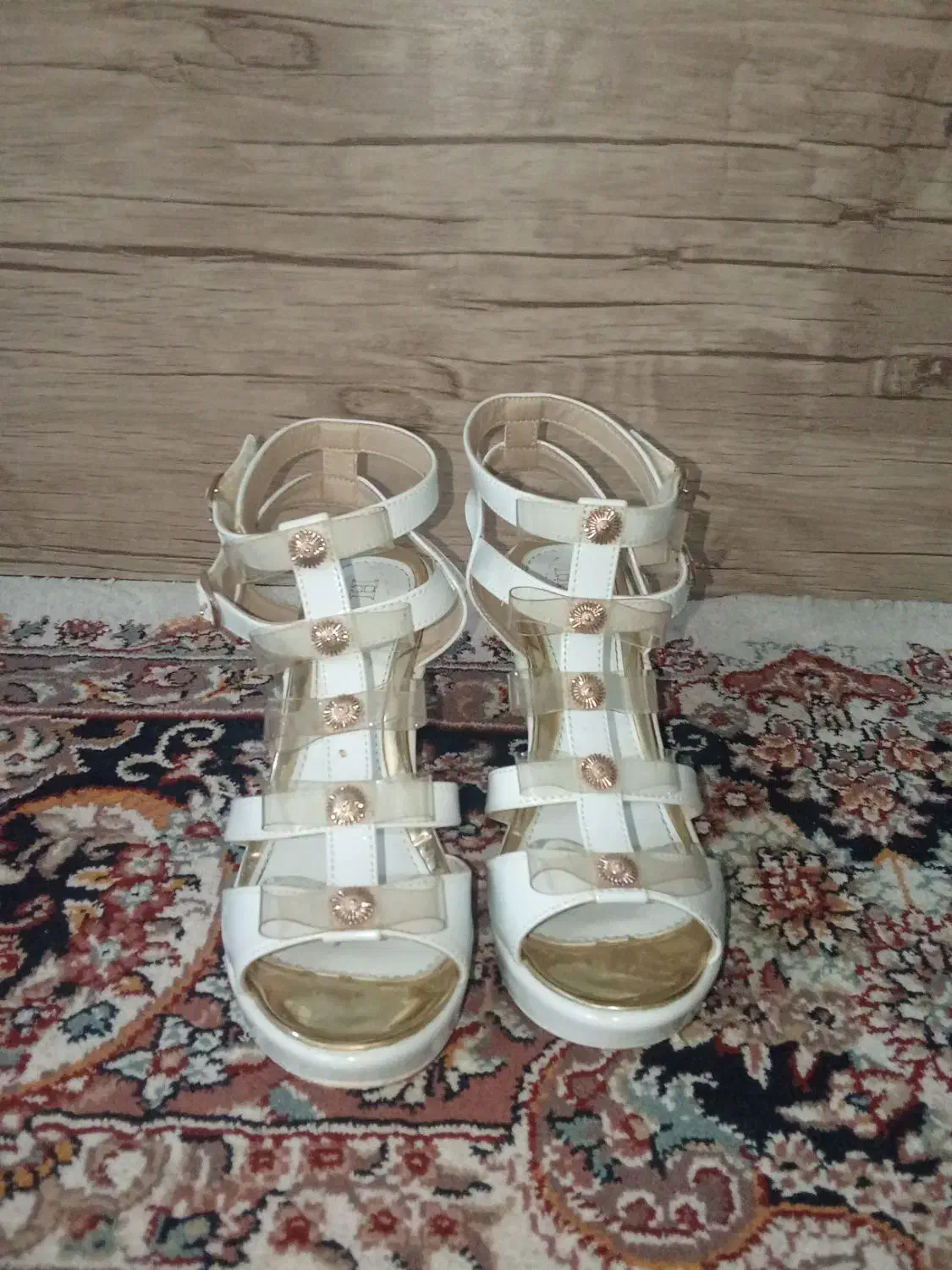 لباس و کفش|کیف، کفش، کمربند|مهاجران, |دیوار