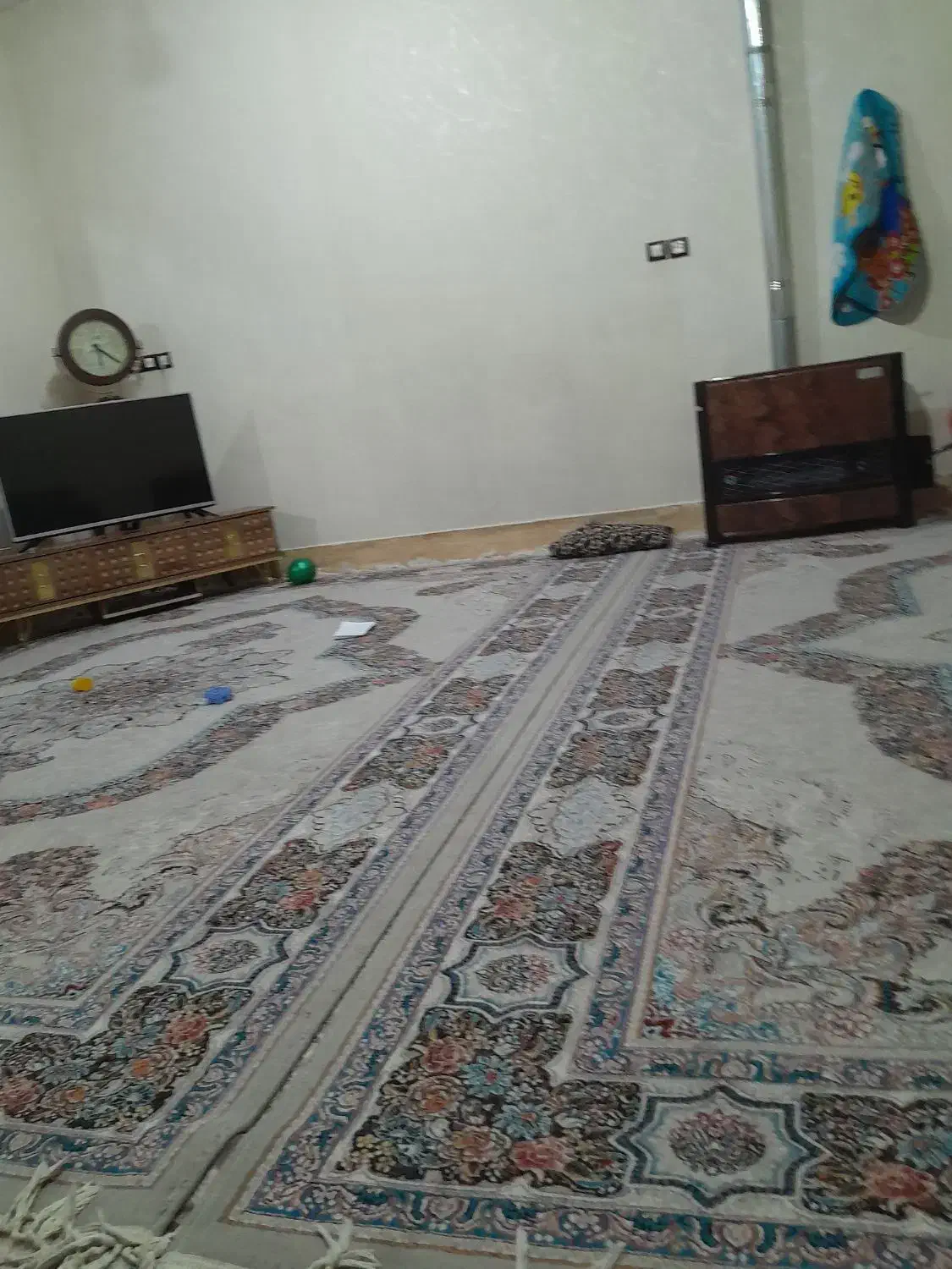 دوعدد فرش|فرش|دورود, |دیوار