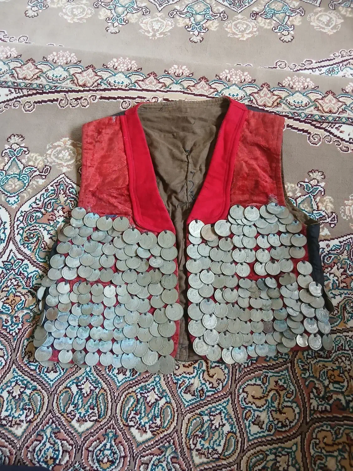 لباس قدیمی با سکه شاهی|کلکسیون اشیاء عتیقه|رشت, جانبازان|دیوار