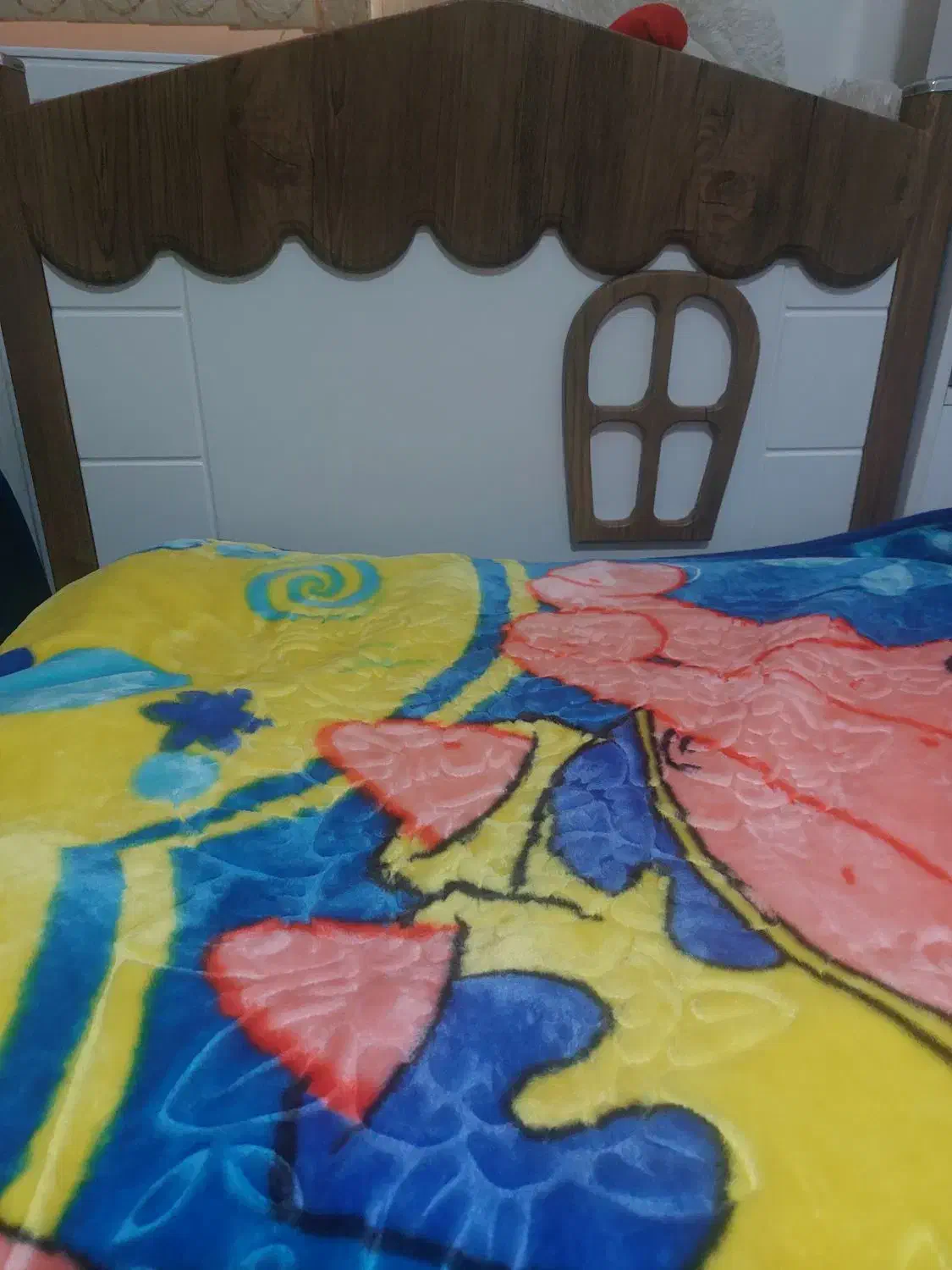 تخت یکنفره|تخت و سرویس خواب|صدرا-فارس, فاز ۱|دیوار