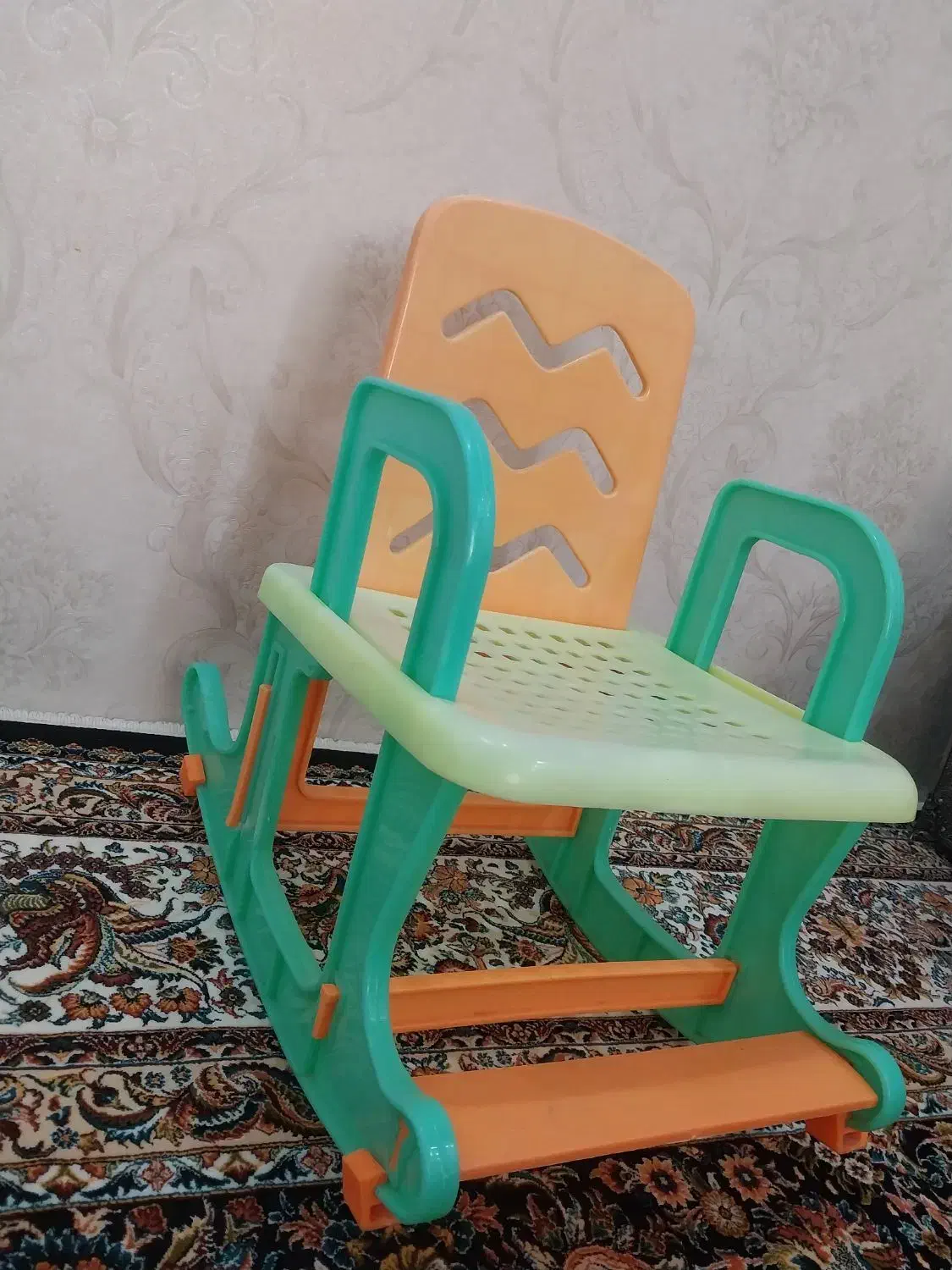 صندلی کودک|تخت و صندلی بچه|اردبیل, |دیوار