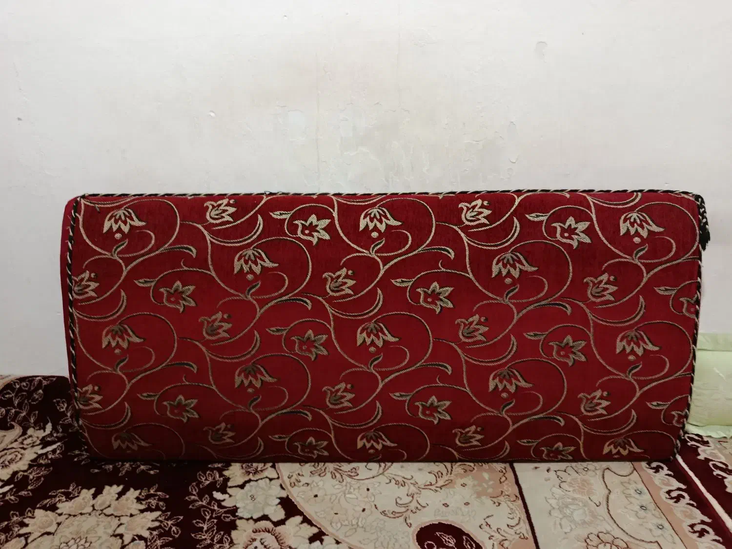 دو عدد پشتی|پشتی|بروجرد, |دیوار